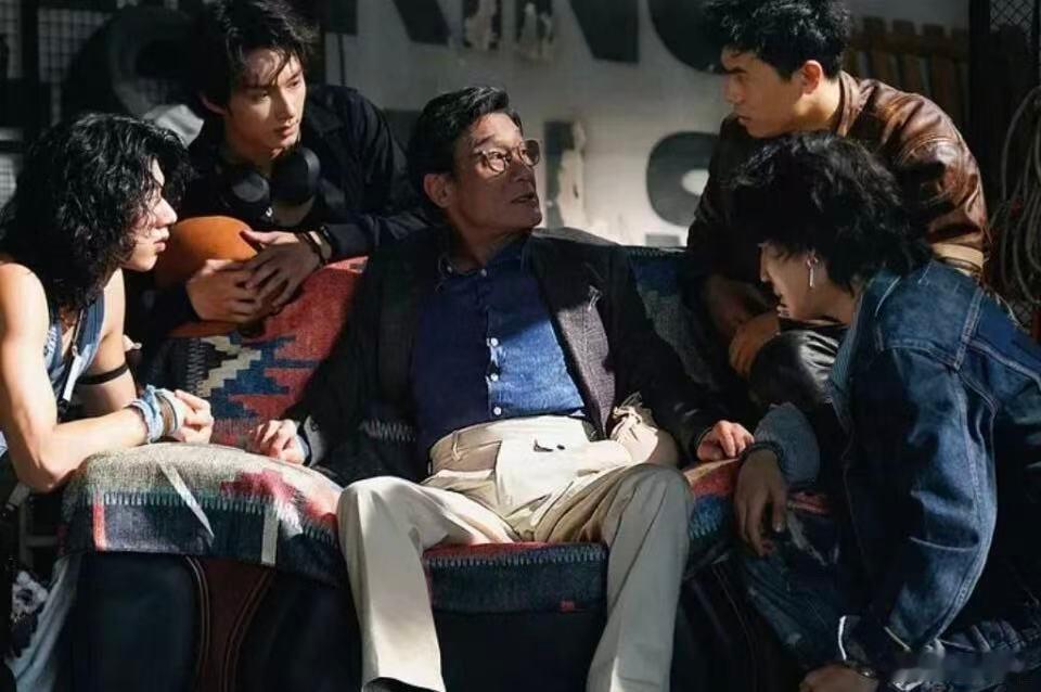 梁家辉演的傅隆生简直是养父文学的天花板！表面上是慈父，实际上是用亲情编织囚笼的狼