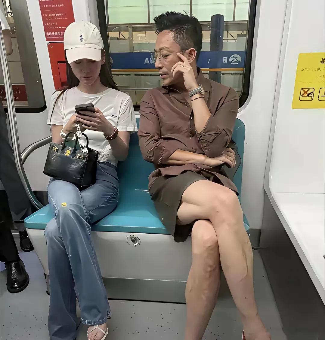 汪小菲变化太大了，与前妻乘地铁，想向全世界宣布，他有一个漂亮知名度高的妻子。而与