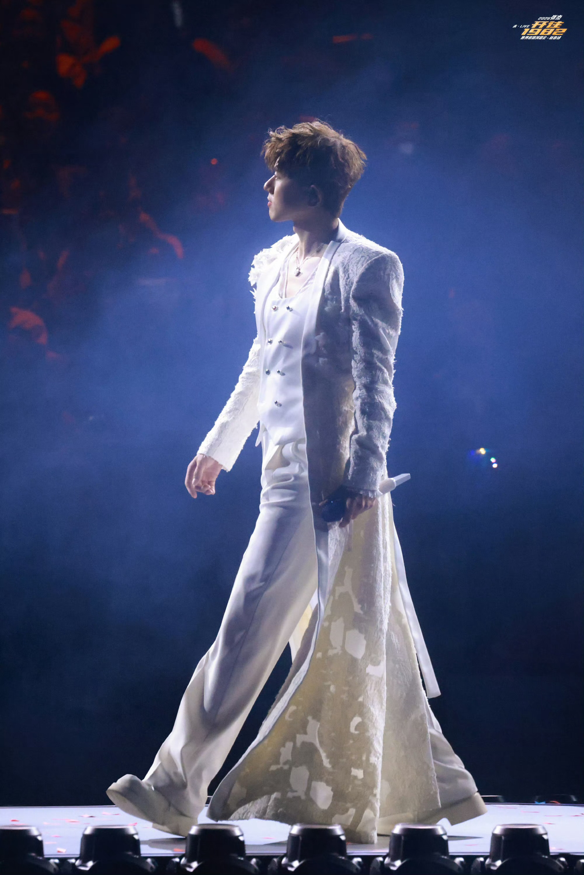 正式确诊为张杰屁股粉谁懂啊家人们！成都见张杰现场太顶了！一个背影就杀疯全场，《逆