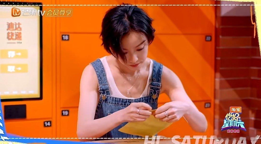 王濛收到了倪妮的日记本 王濛收到倪妮的日记本，这反应也太真实了😂 瞬间眼睛都瞪