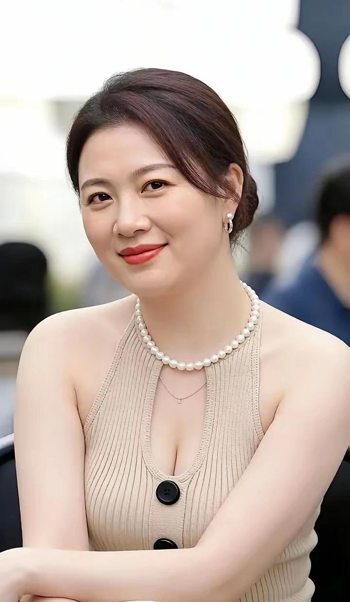 世事浮华莫逐流，
潜心修己少应酬。
何须曲意逢人笑，
子立自强昂起头。