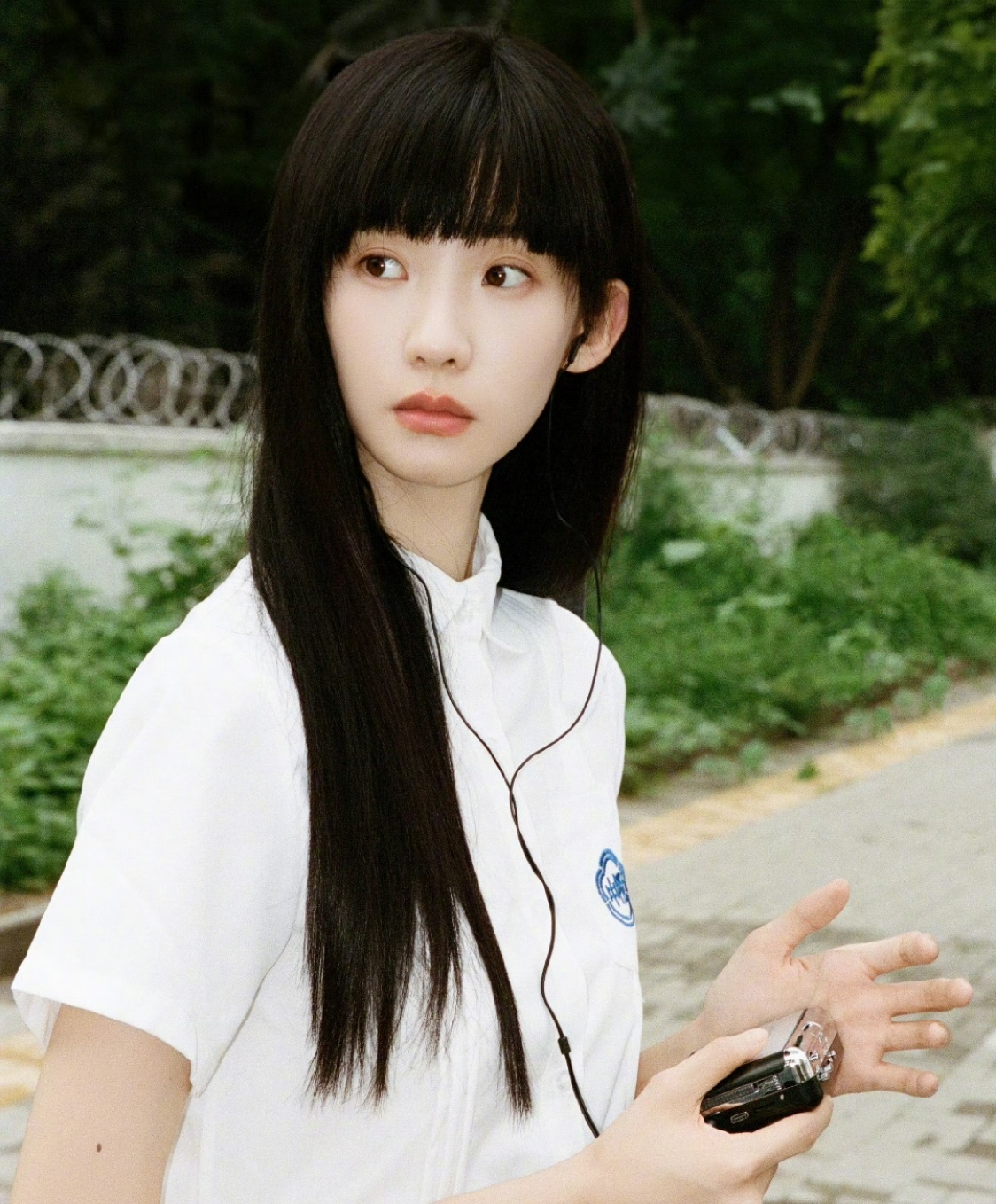 张艺凡疼痛文学女主杀回来了 每帧画面都像电影截图 青春伤痛文学照进现实里