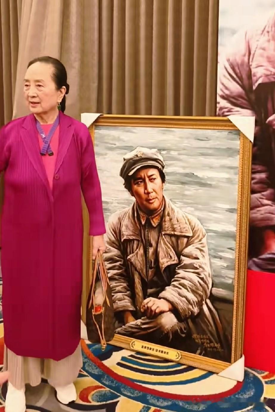 张金玲参加庆祝长征胜利90周年公益晚会，她身后的这张画像是唐国强扮演的巜长征》中