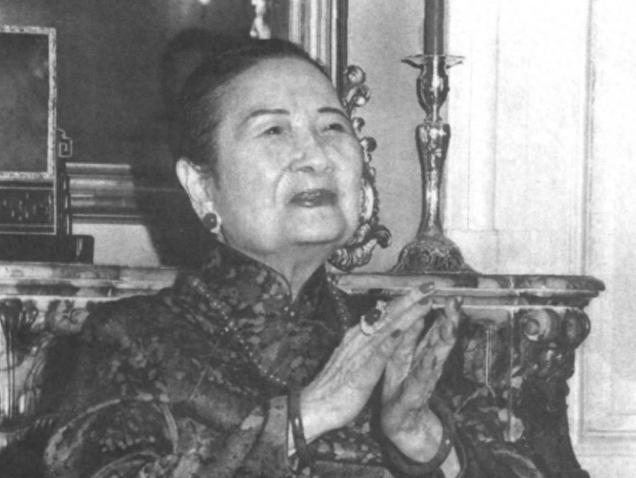 宋美龄晚年提防张学良，2001年张学良去世后，她却一连数天掉眼泪。

1925年