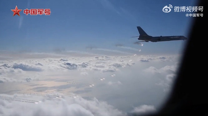 轰6K演练应急作战遭遇不明攻击后释放干扰弹，歼20伴随护航。烽火问鼎计划