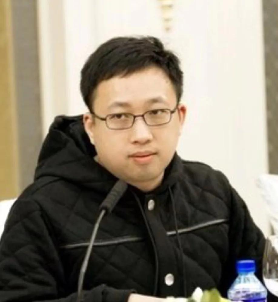 于正破防删网友评论，起因是他在社交平台说自己看音乐剧的时候眼睛都不敢眨一下，生怕