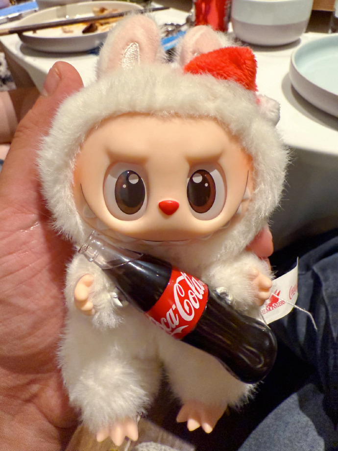 于正的Labubu 好像不镶钻的更好看一点哈哈哈哈哈 ​​​