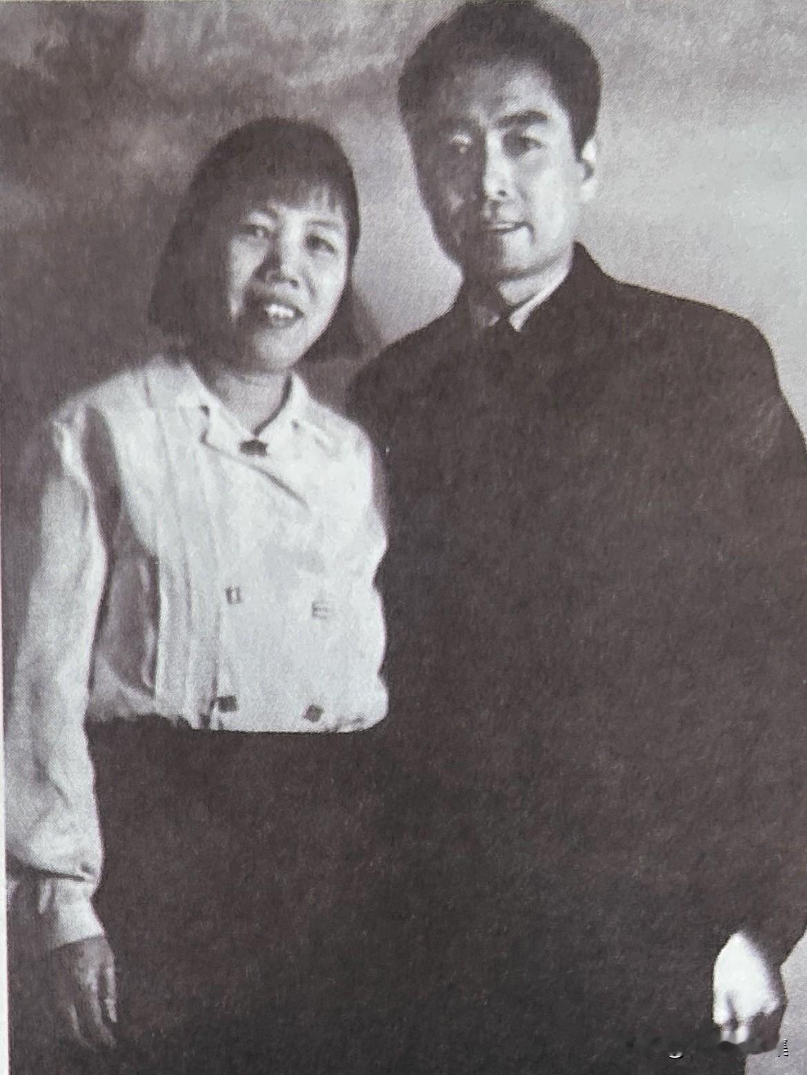 1939年7月，周恩来在延安坠马骨折。8月，由邓颖超陪护赴苏联治疗。图为他们在苏