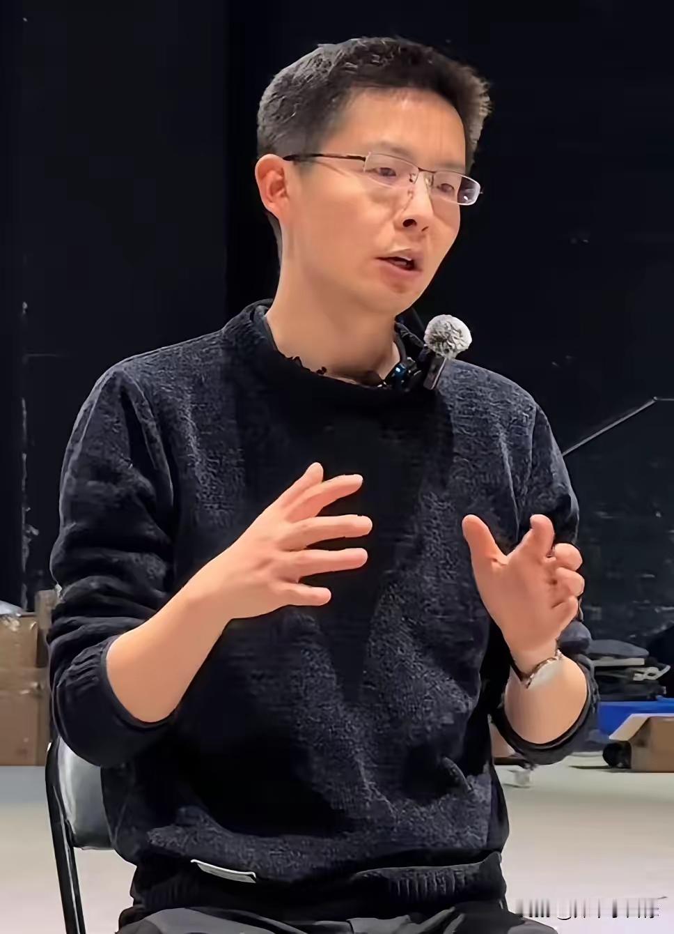 做人的差距怎么这么大呢。
英语不及格，
却能成为中国年轻首富。