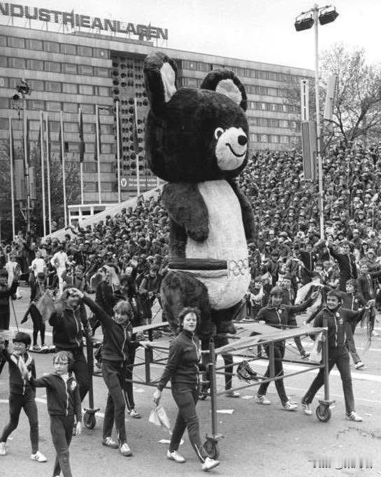 这张照片记录了1980年5月25日在民主德国（东德）卡尔·马克思城（现称开姆尼茨