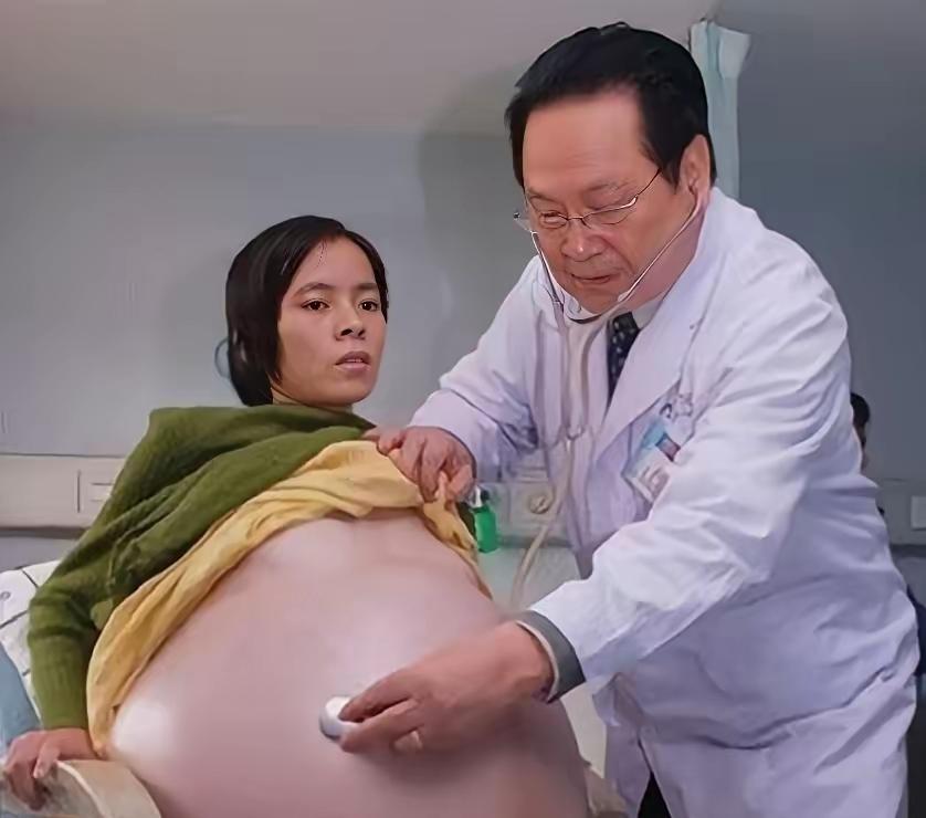 2007年，怀胎12个月的女子，在丈夫的陪同下，挺着巨肚，来到了广州医院检查，没