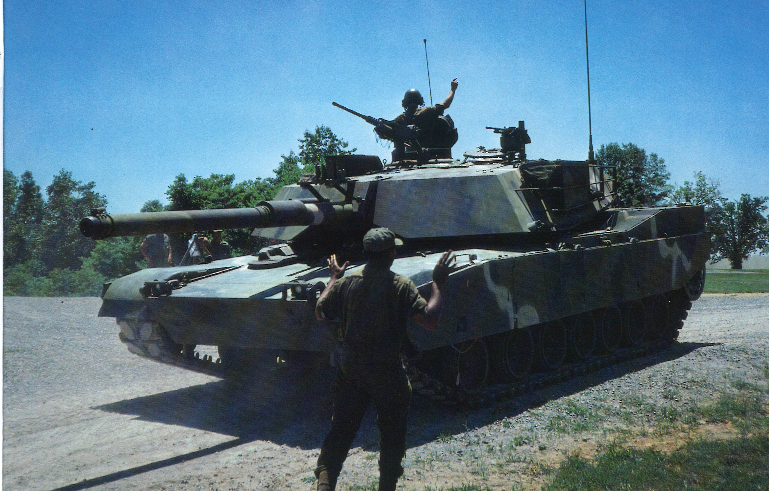 常识判断——请听题：请问图1与后者是否属于同一代坦克