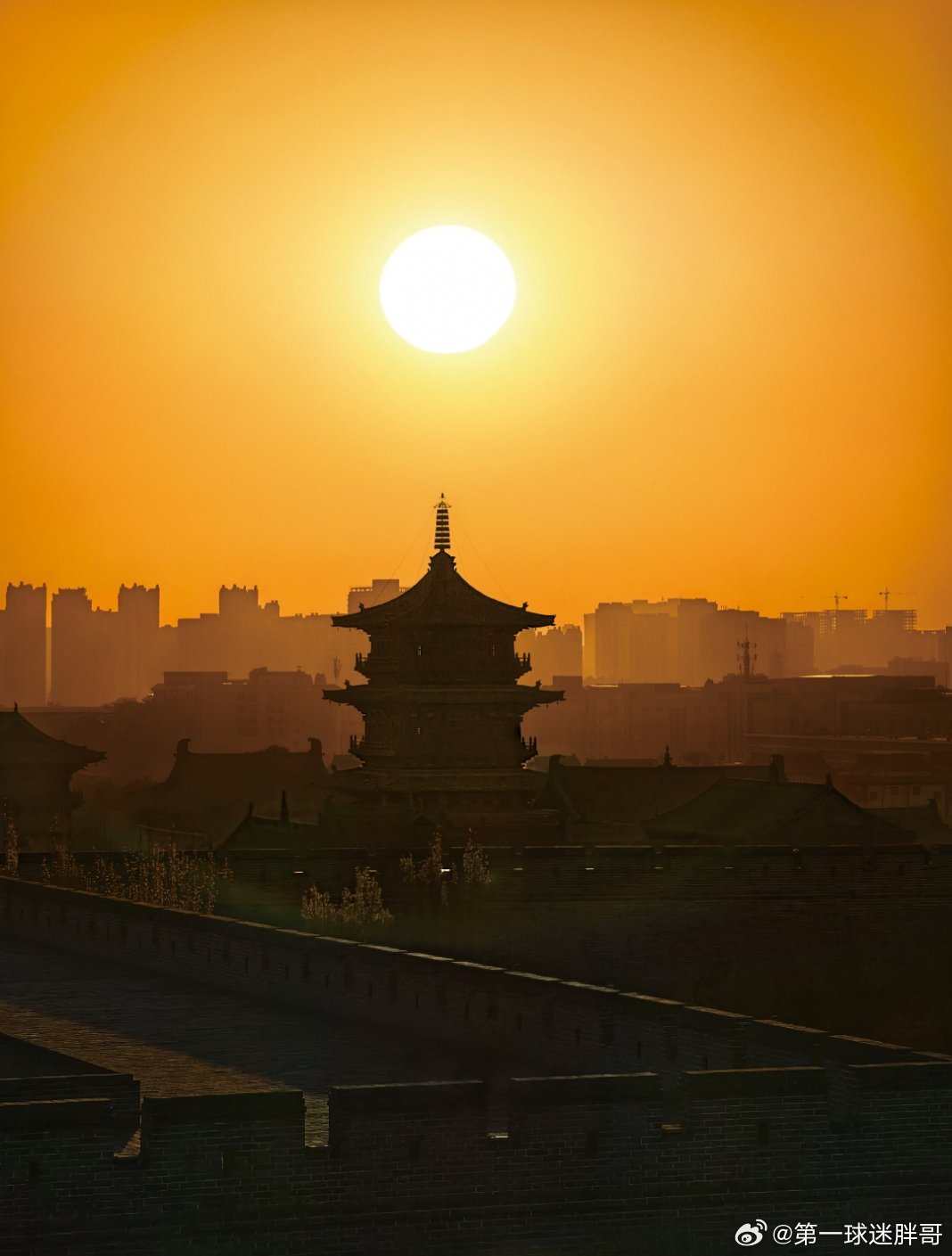 二十年间，手机影像防抖技术从依赖人体三脚架的无奈，进化为软硬协同的隐形稳定器，彻