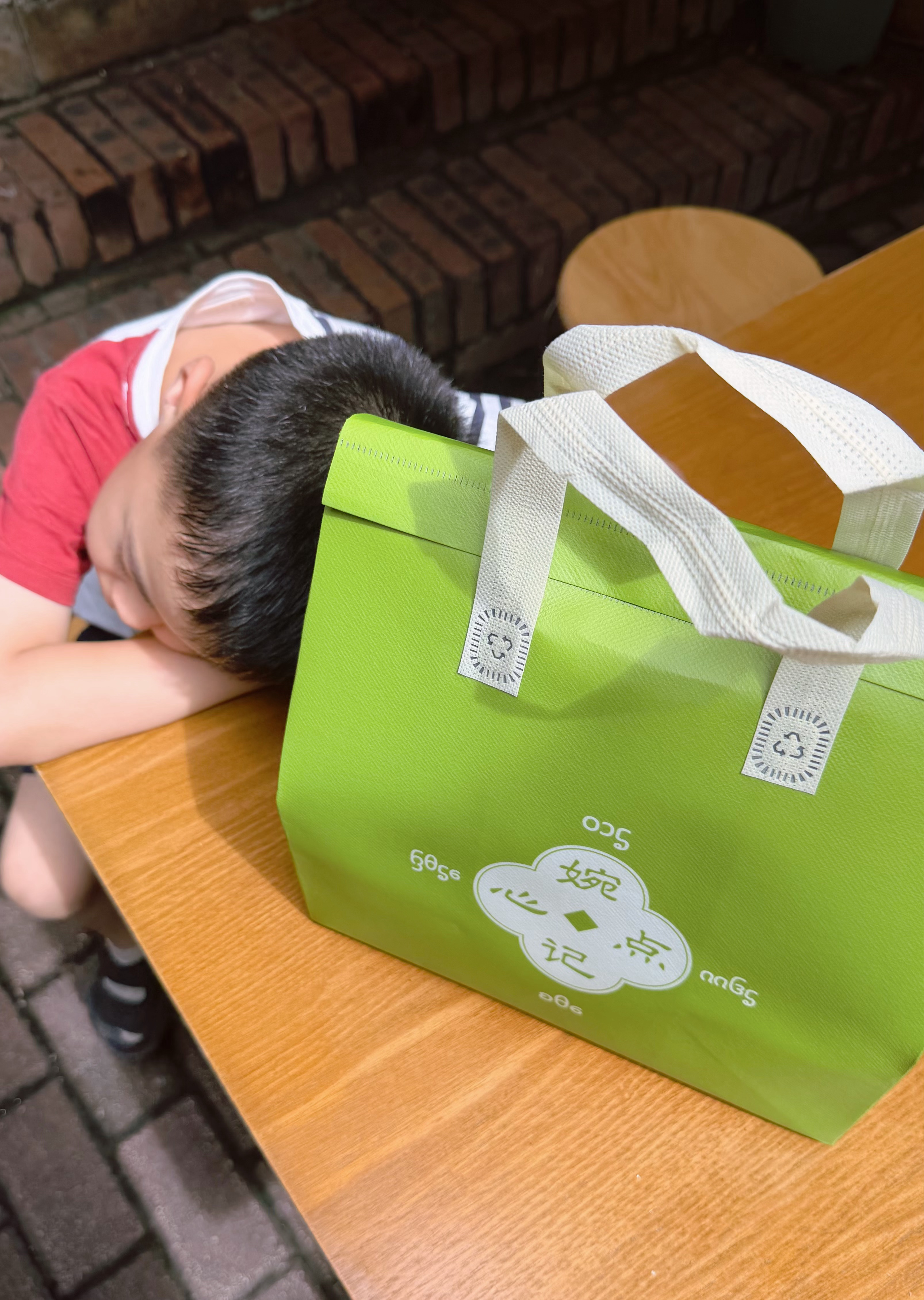 婉泰开的点心店，有很多东南亚斑斓点心，上次路过买个椰子派很好吃，这次买了斑斓面包