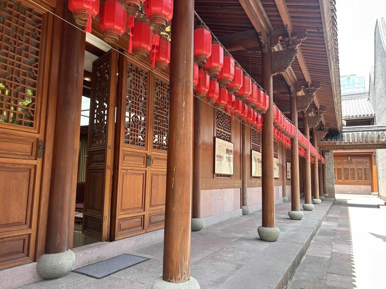 杭州北高峰那对情侣，给所有男人上了一课

最近那个新闻看了吗？杭州北高峰，情侣各