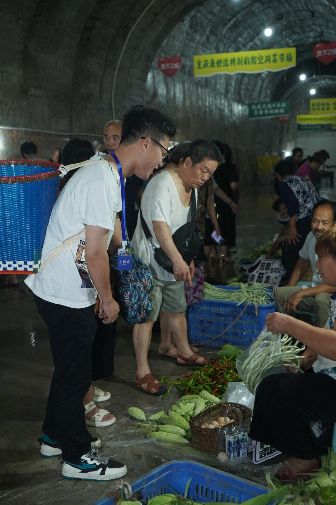 #重庆小背篓菜农早餐怎么吃#我真的很喜欢重庆这个城市，真的很温暖，没想到还有人关