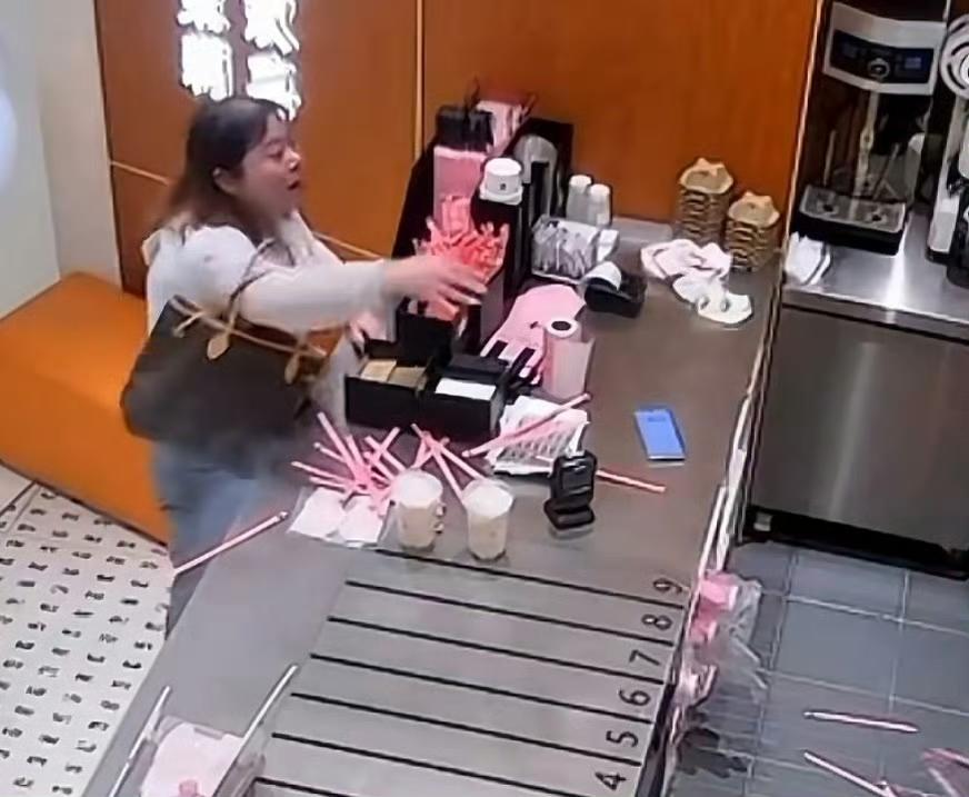 连云港教育主管部门应该回应一下，这个辱骂店员，扔吸管的女子是不是小学的老师，如果