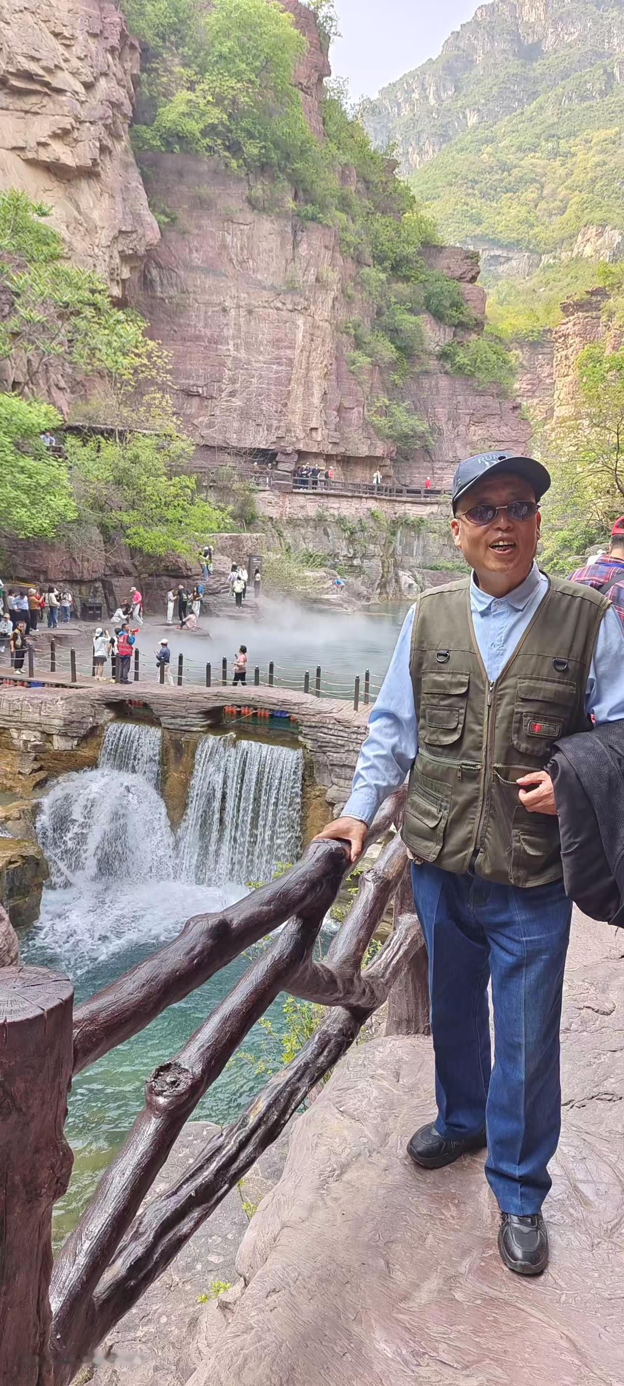 暮春中原游之四：

河南云台山瀑布令人叫绝

记者：王志俭（穿石）文图

民间素