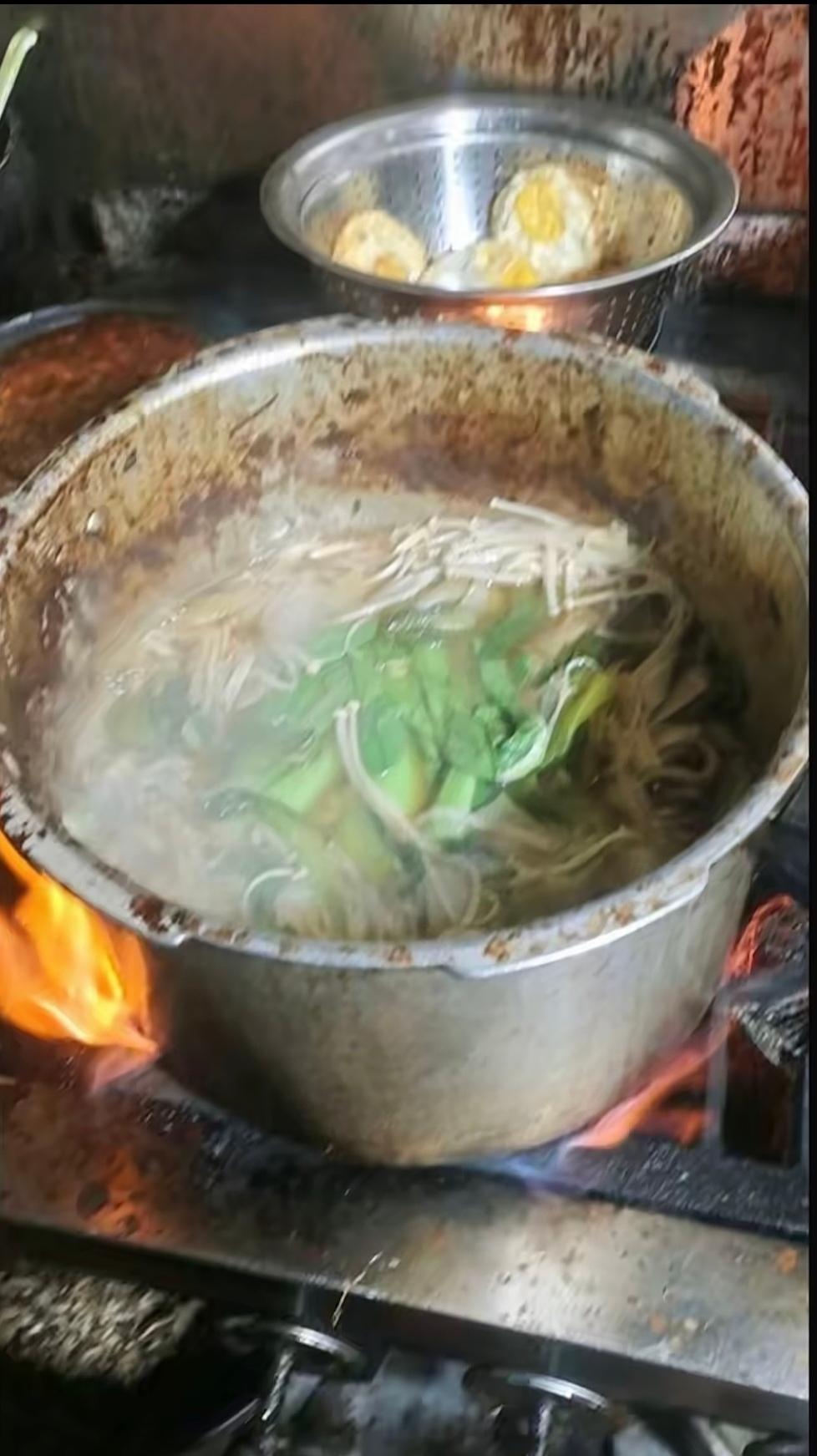 幽灵外卖为什么让人谈之色变？就是因为绕开了平台的监管，小作坊出产的东西不是说都不