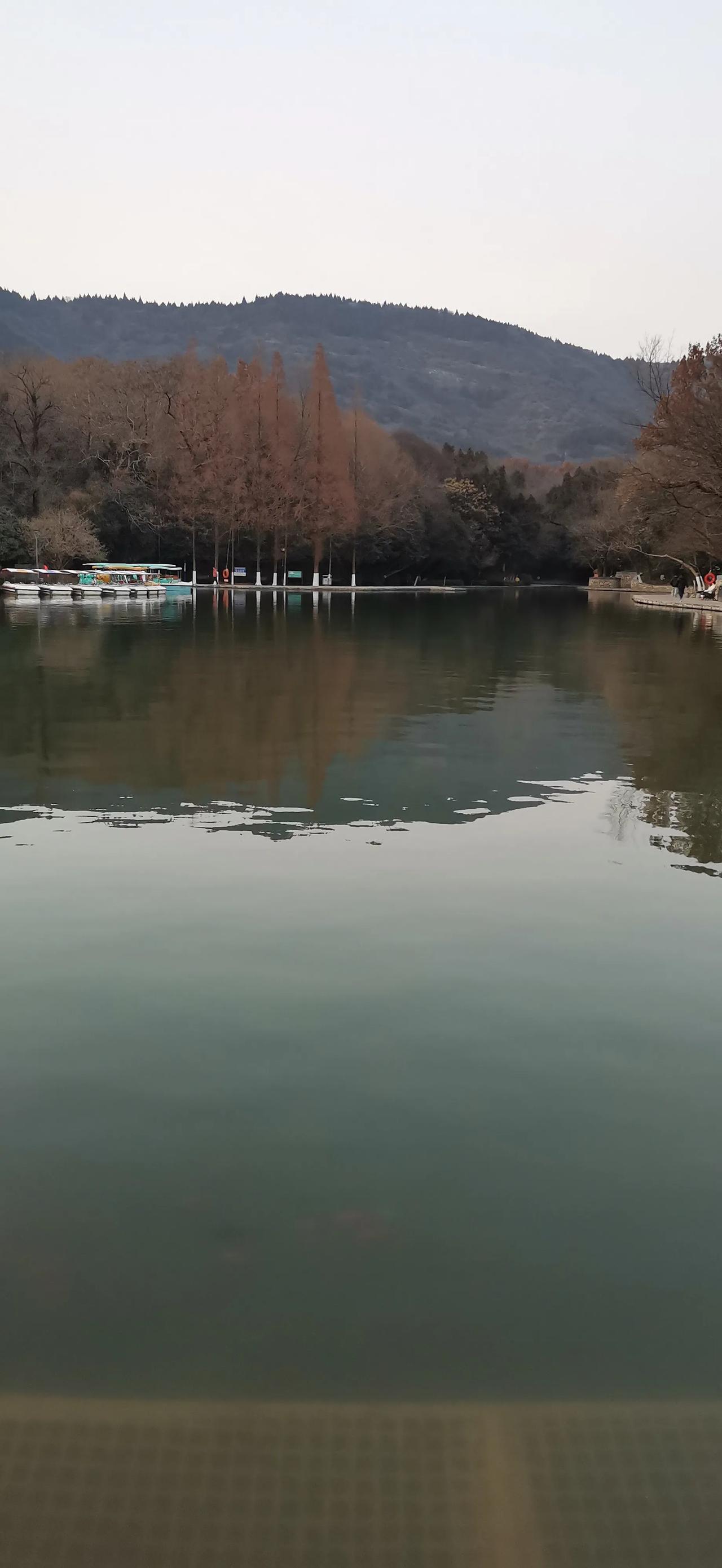 美丽湖畔风景