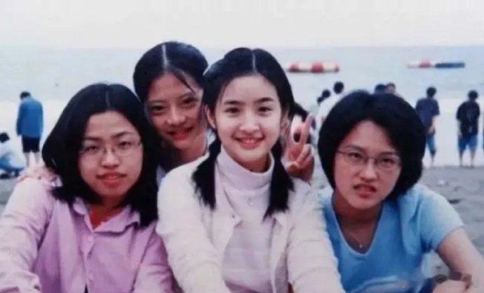 网友觉得很普的林依晨，青春时期的她与素人合照，就差别好大啊！好甜……  