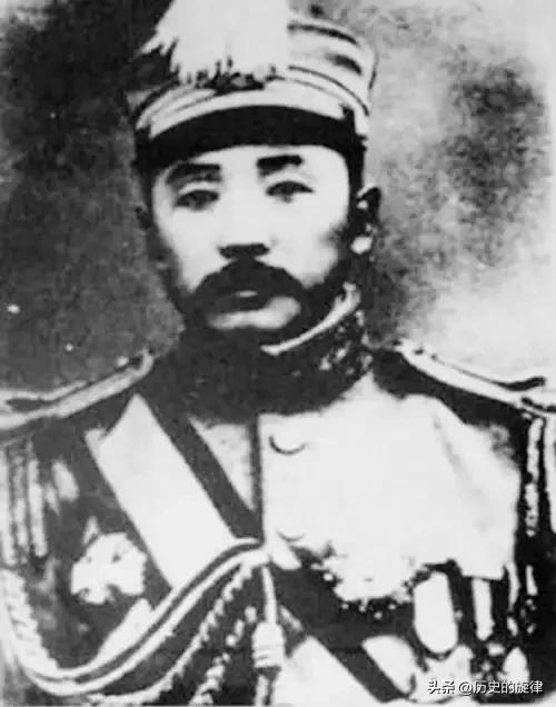 张作霖面试保镖，喊抓刺客后三人狂奔，一人稳站不动，结局让人服
 
民国十二年，奉