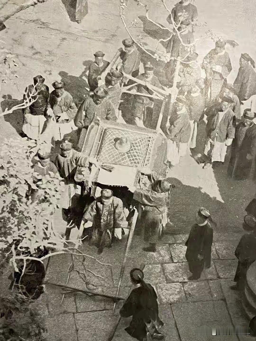 光绪帝现存唯一真实影像，拍摄于1902年1月8日，彼时慈禧与光绪，刚结束庚子国变