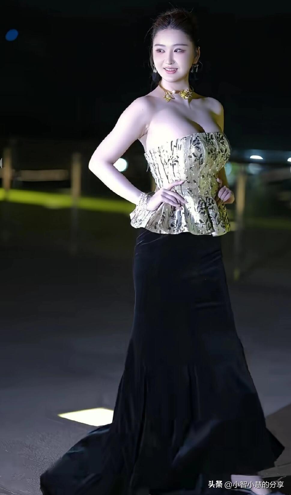 世界小姐冠军陈蕾娜，她身上的那种典雅和从容气质是天花板，既有好看的颜值，五官精致