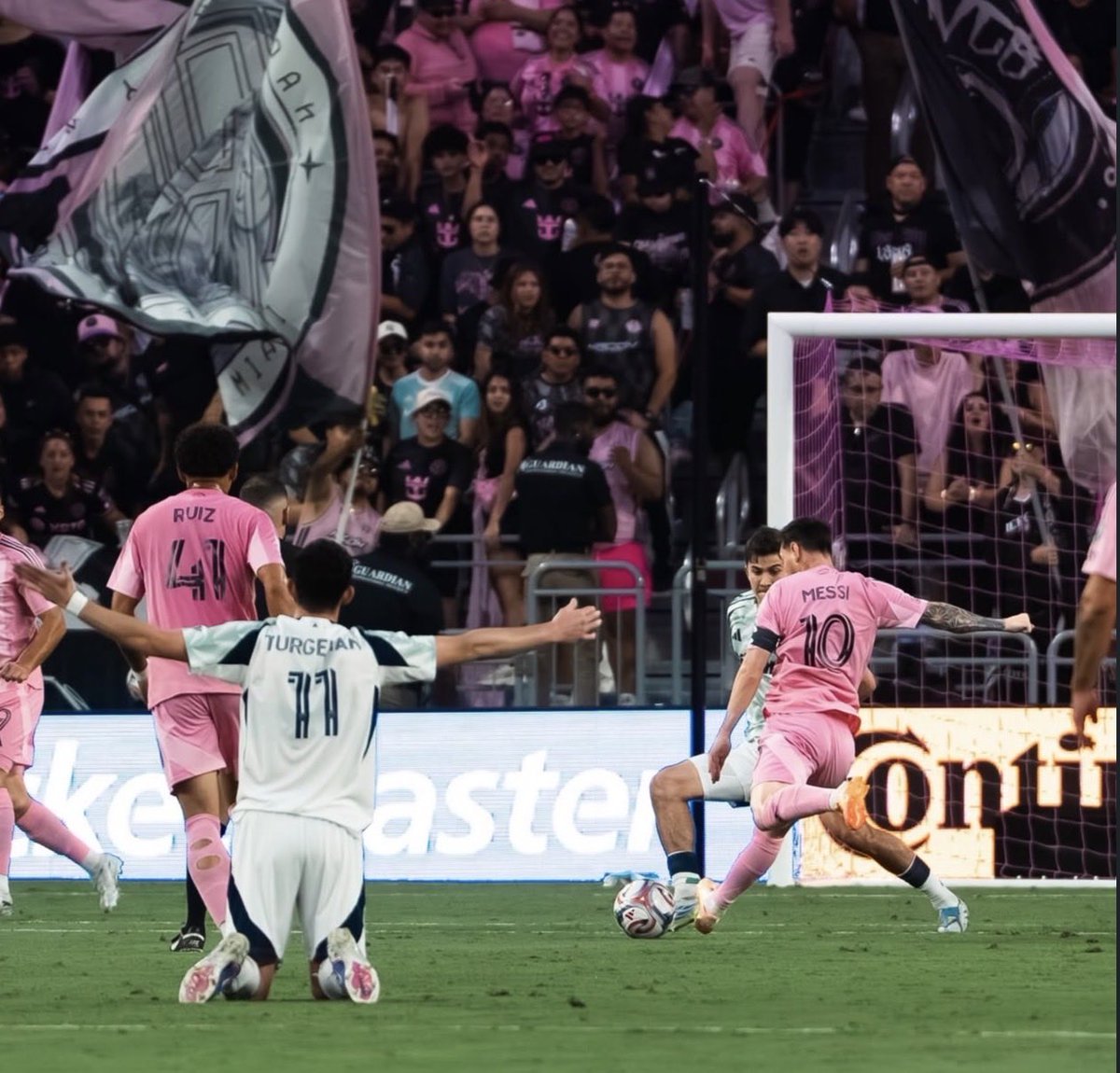 传奇梅西在比赛中获得第二高评分 8.3 根据 Sofa Score 📊 