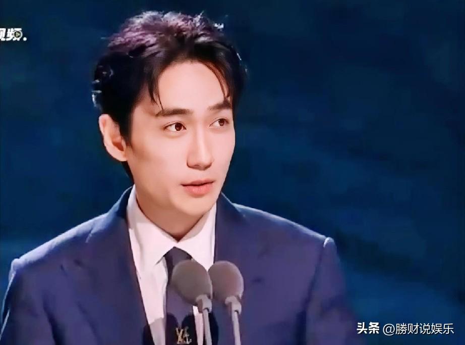 热烈祝贺朱一龙荣膺第2届金熊猫奖最佳男主角奖，成为首位获此殊荣的华人演员！这一辉