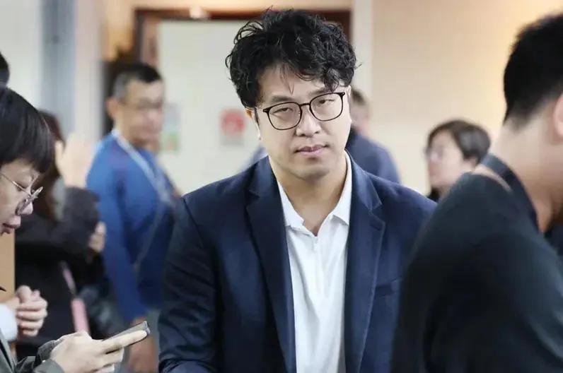 蔡英文重新出山了。9月2日，她没有发表什么惊天动地的演讲，而是陪着沈伯洋去登记台