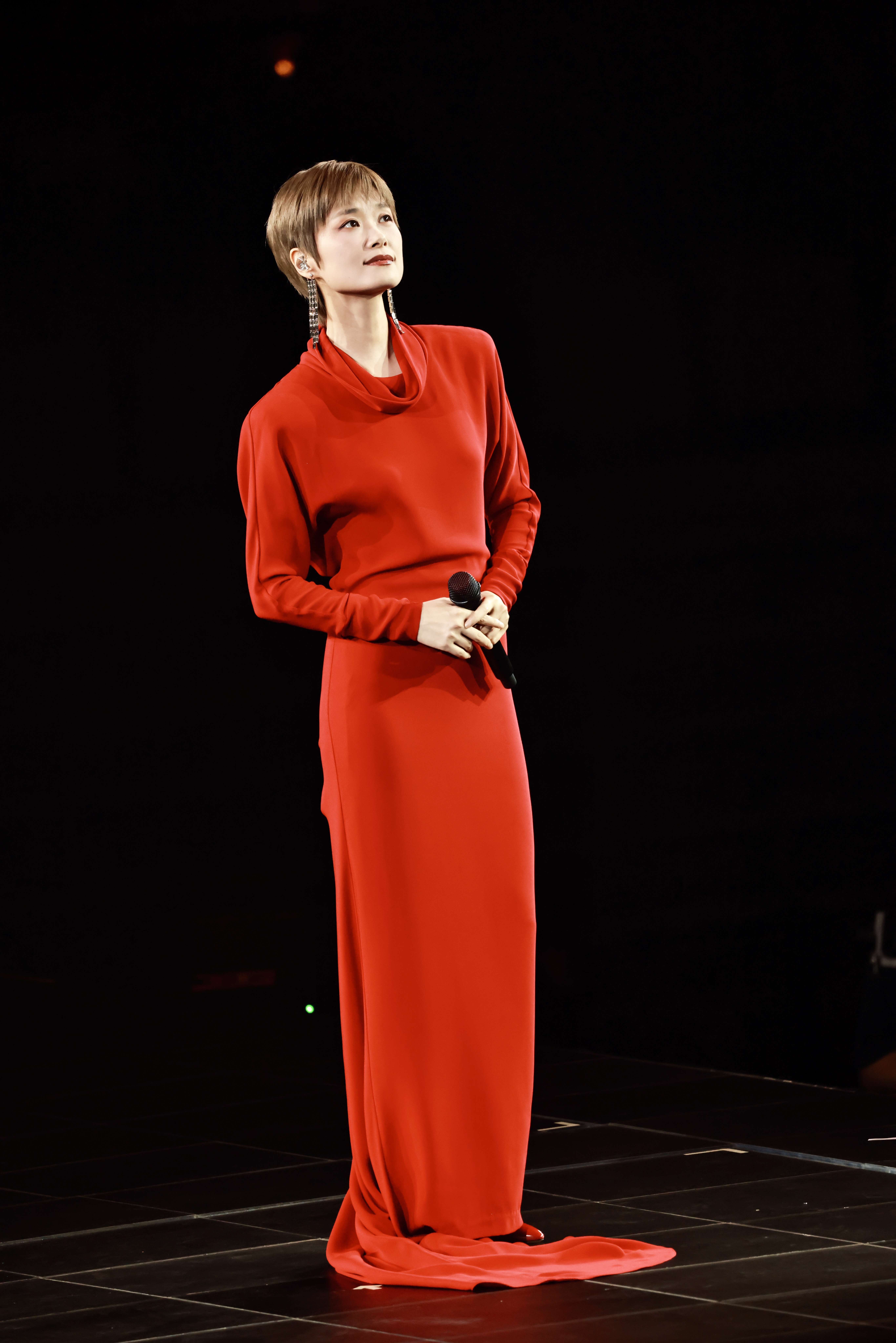 李宇春广州演唱会  李宇春2026皇后与梦想巡回演唱会    一袭红衣推开广州夜