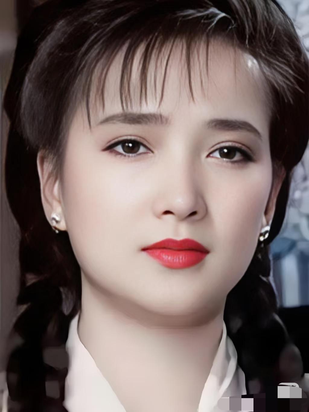 演员何晴走了，
不是死于贫穷，也不是死于爱情，
她是死于健康，死于疾病。原来何晴