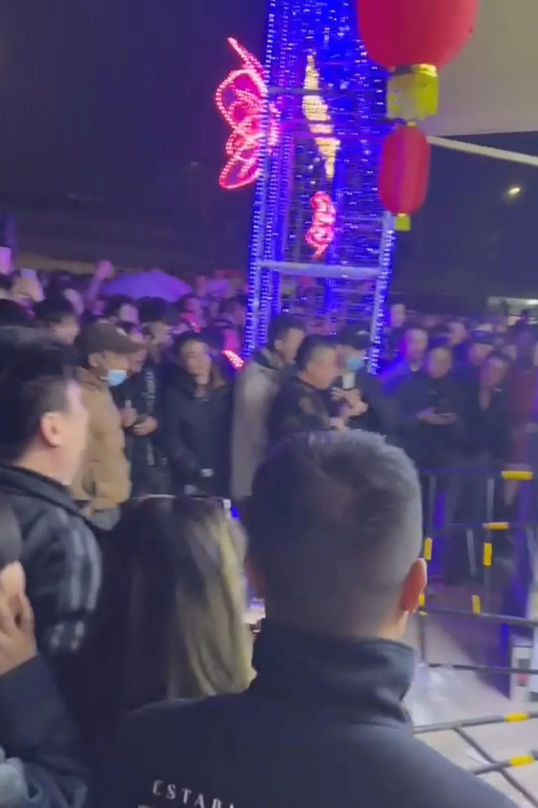 东莞荷塘印象景区在跨年夜闹了一出退票大戏。
众多游客围在景区大喊退票，有些情绪激