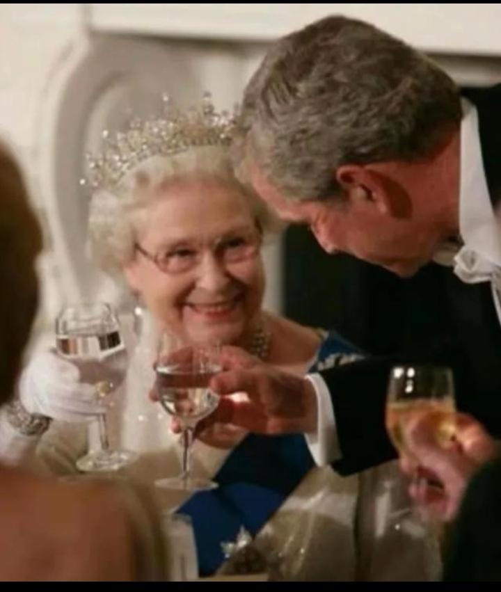 看到这张图片，我简直笑喷了，
很多礼仪大师告诉我，用高脚杯喝红酒洋酒时，手不能握