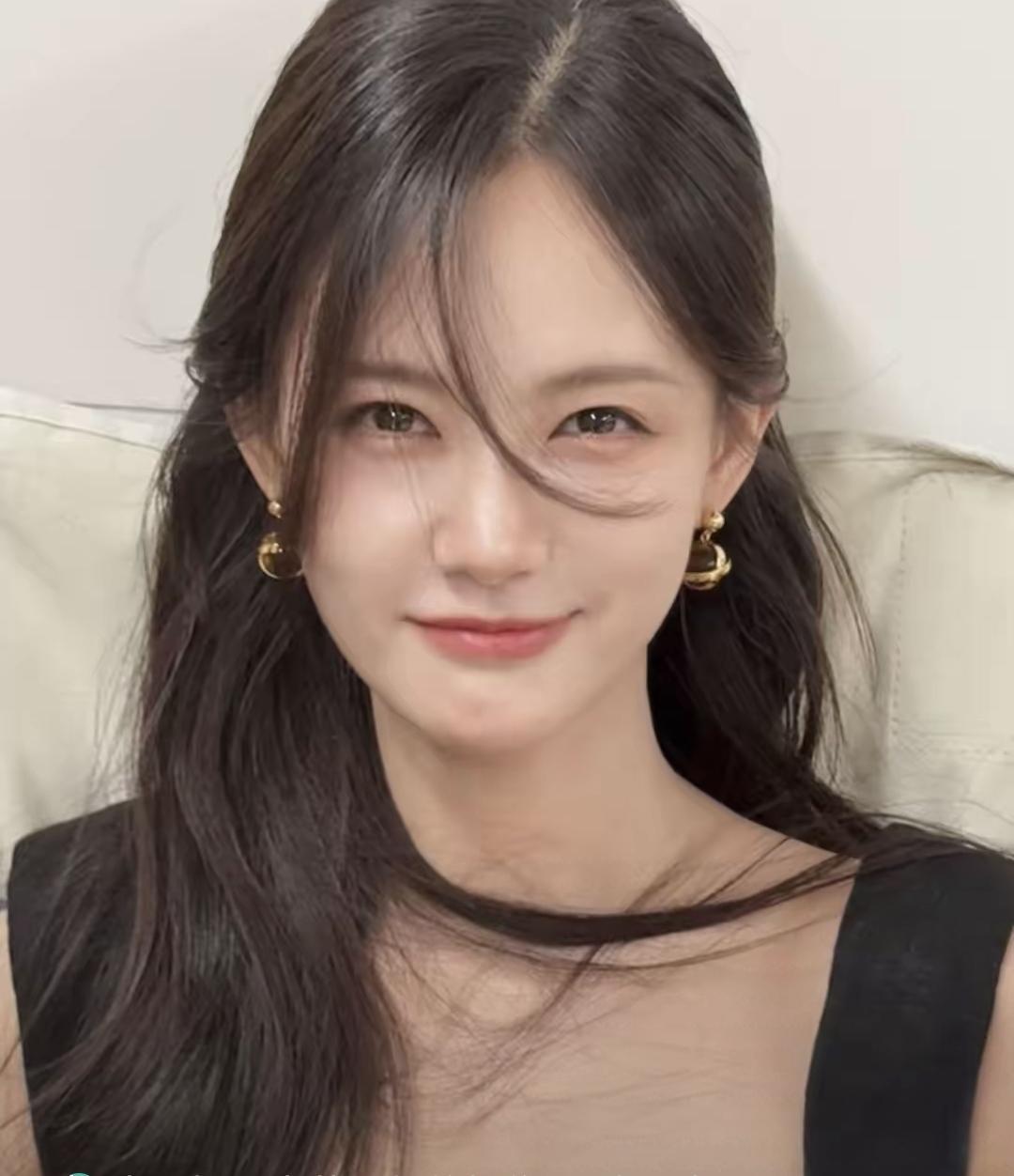 李一桐没说不结婚，也没说急着结，就是安静地过自己的日子。

她去年上了三次热搜，