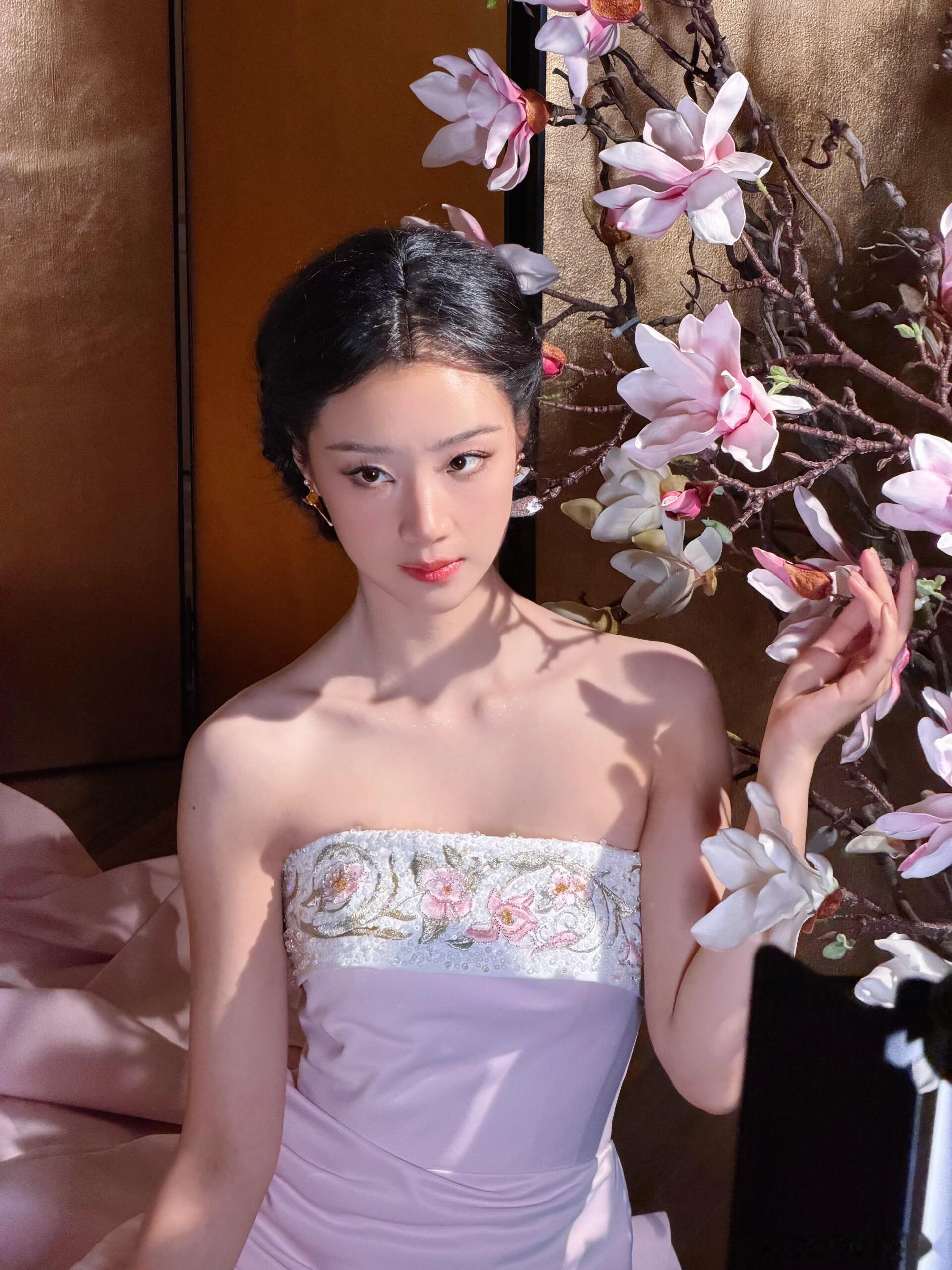 王小亿粉瓷美人王小亿哪里来的古风女子 香云纱面料配淡粉妆面，眉间一点朱砂痣。站着