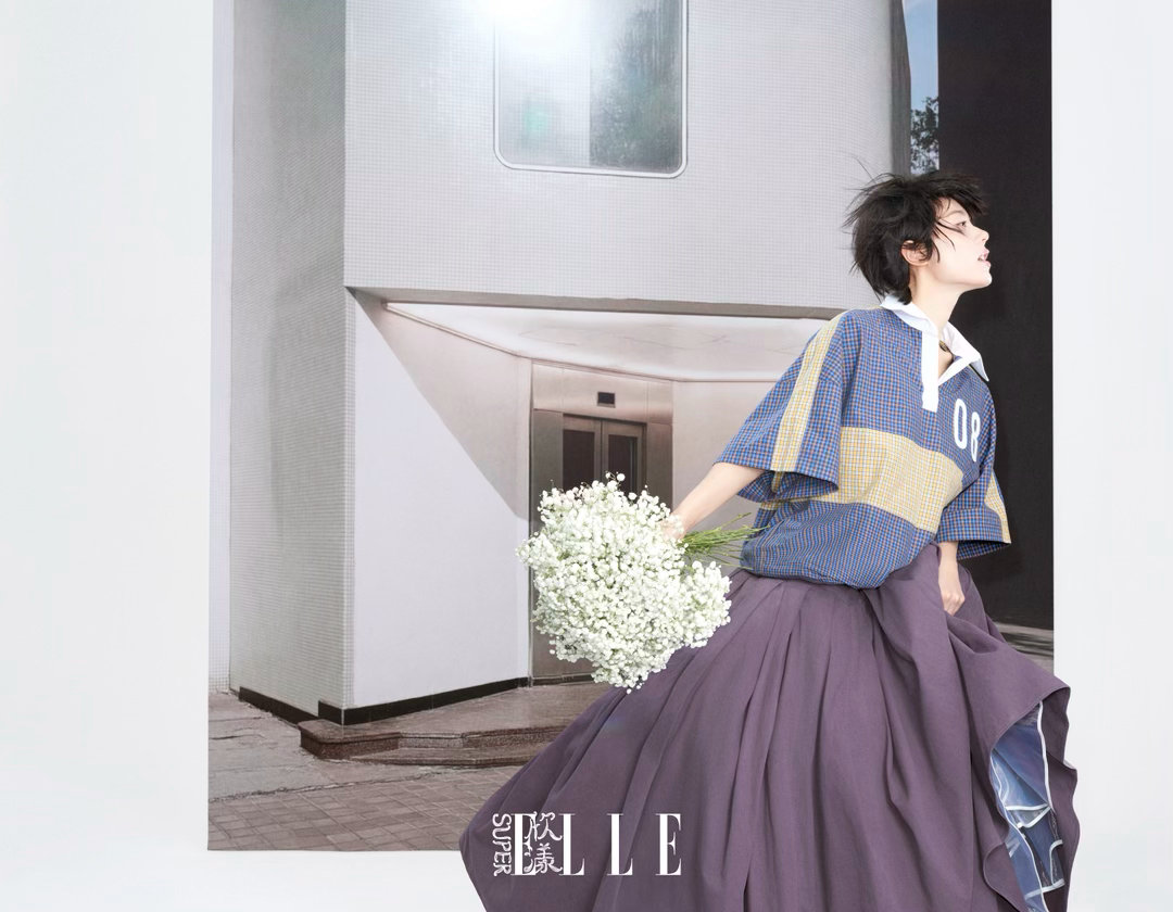 赵今麦登上《SuperELLE》9月刊封面，MiuMiu女郎造型层次丰富，色彩鲜