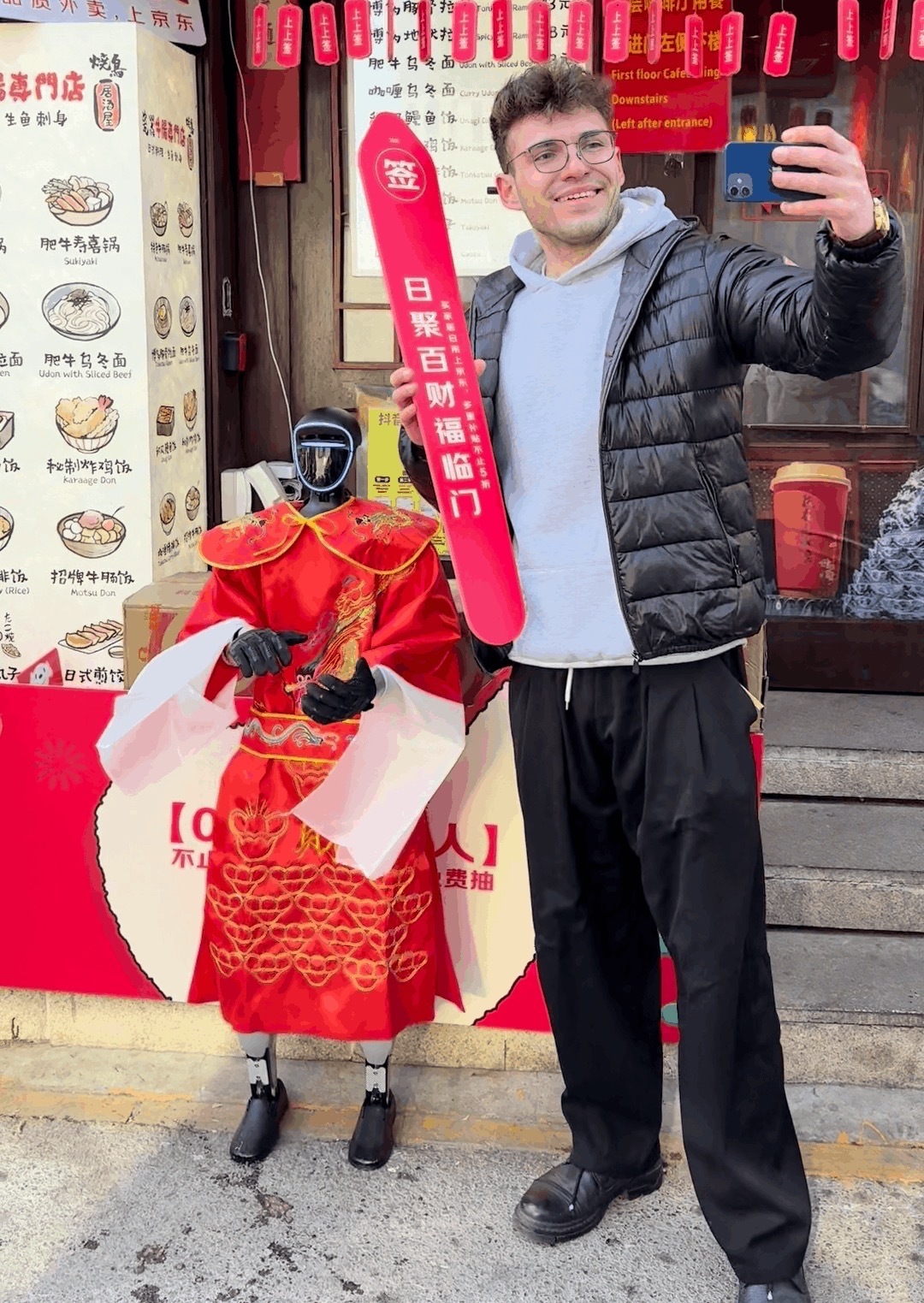 站在雍和宫外看机器人发粥，忽然懂了什么叫“时代的温度”。它用机械臂托起的不止是粥