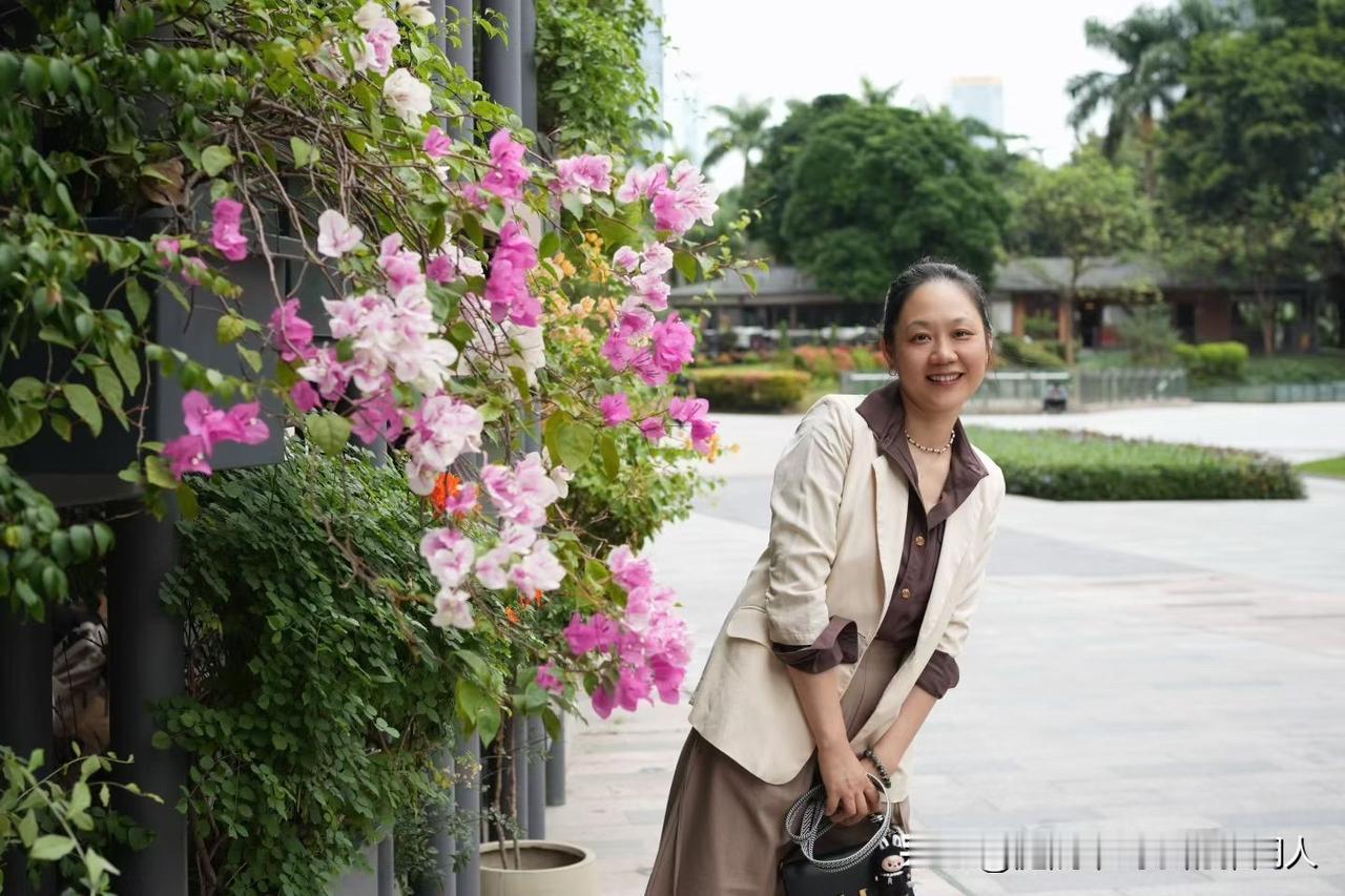 发现没
一个女人，特别是上了50的女人
完全没有发福的迹象，身形匀称又挺拔，腰腹