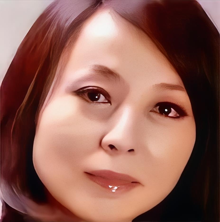 2005年，北京女老板李巧林爱上小19岁男下属苏建军，不顾外界议论坚持在一起，5