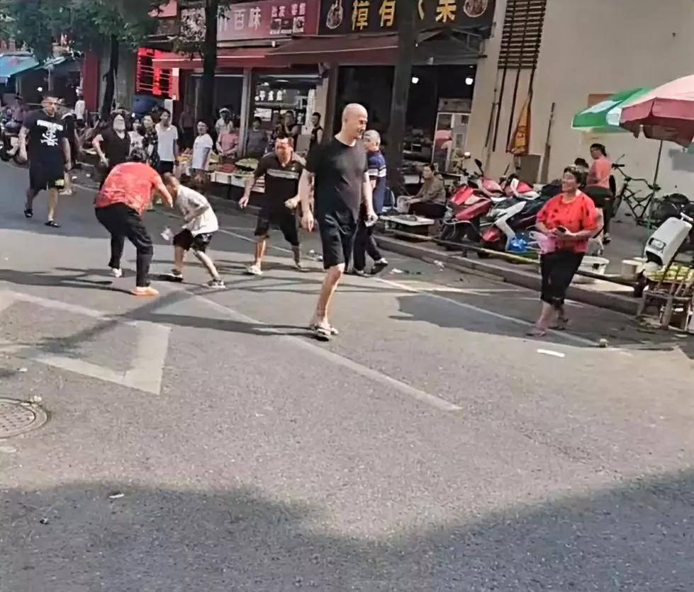 路上有个人在撒钱，阿姨们抢得好快呀！