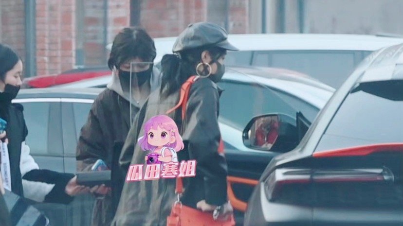 真的被关晓彤美到了，新车到手整个人都透着亮眼的精致感，工作结束后还亲自开车载朋友