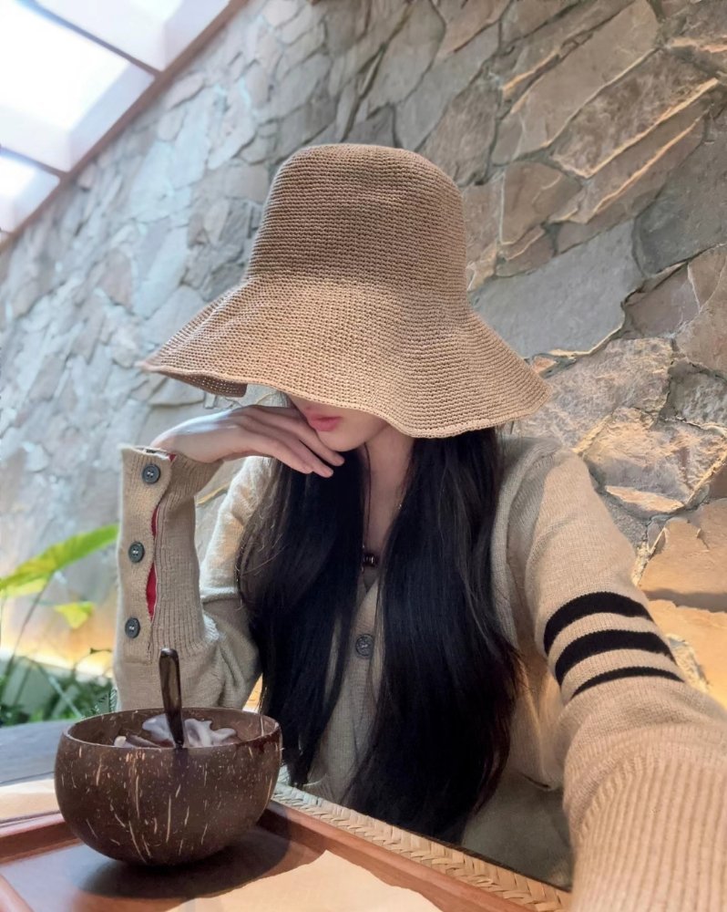 这社会真是乱了套 说真话的人像坏人 而说假话的人 一本正经的像个善人 现在的人 