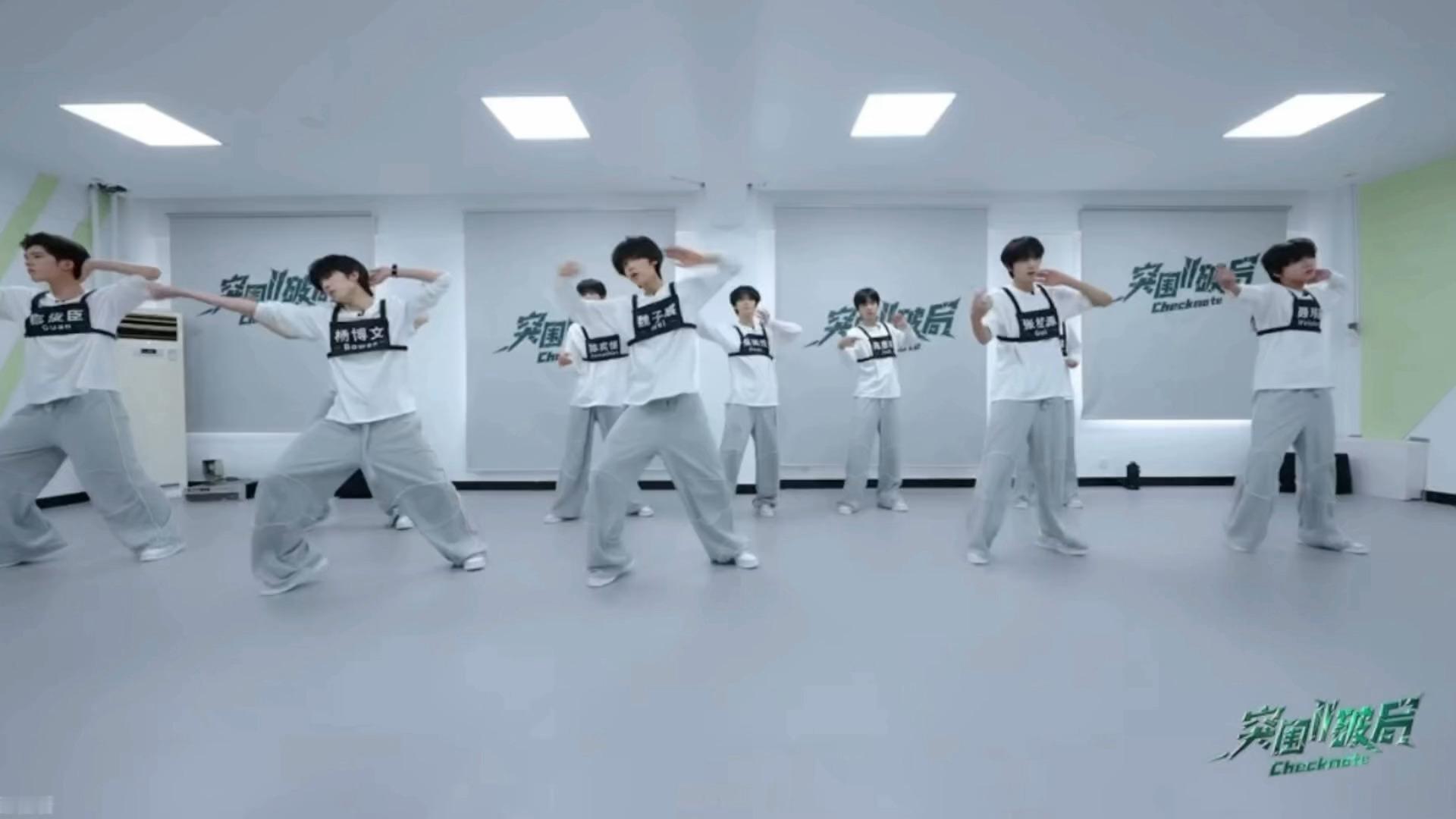 一个动作便可见真章 谁是跳舞最好的那个任谁一眼都能看出来 