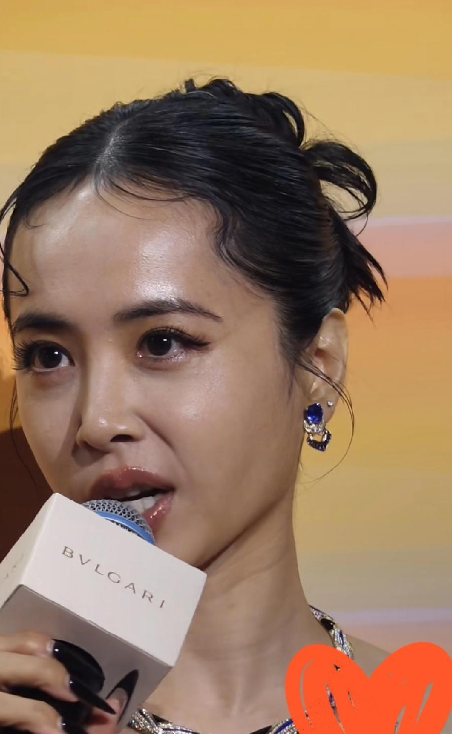 蔡依林在台上，穿着单肩长裙，一转身，腰线露了出来，全场突然安静下来，连摄像机都迟