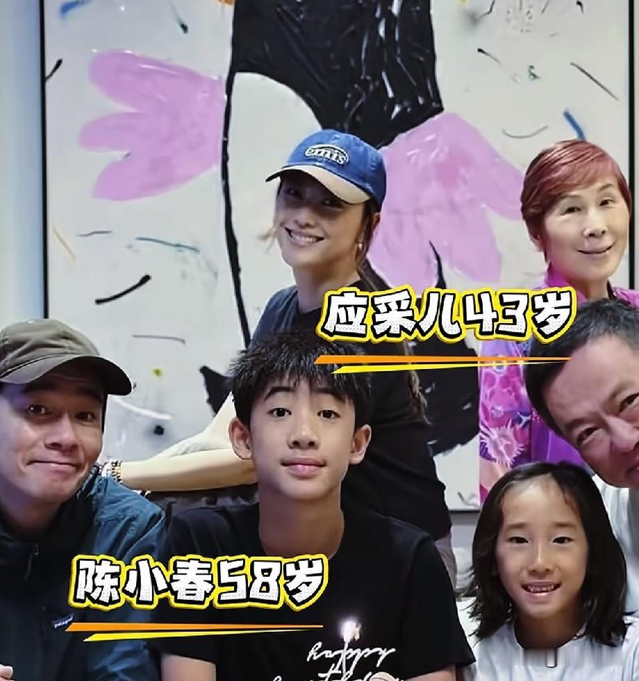 陈小春一家全家福曝光，Jasper已满13岁，时光一晃太感慨
 
近日陈小春一家