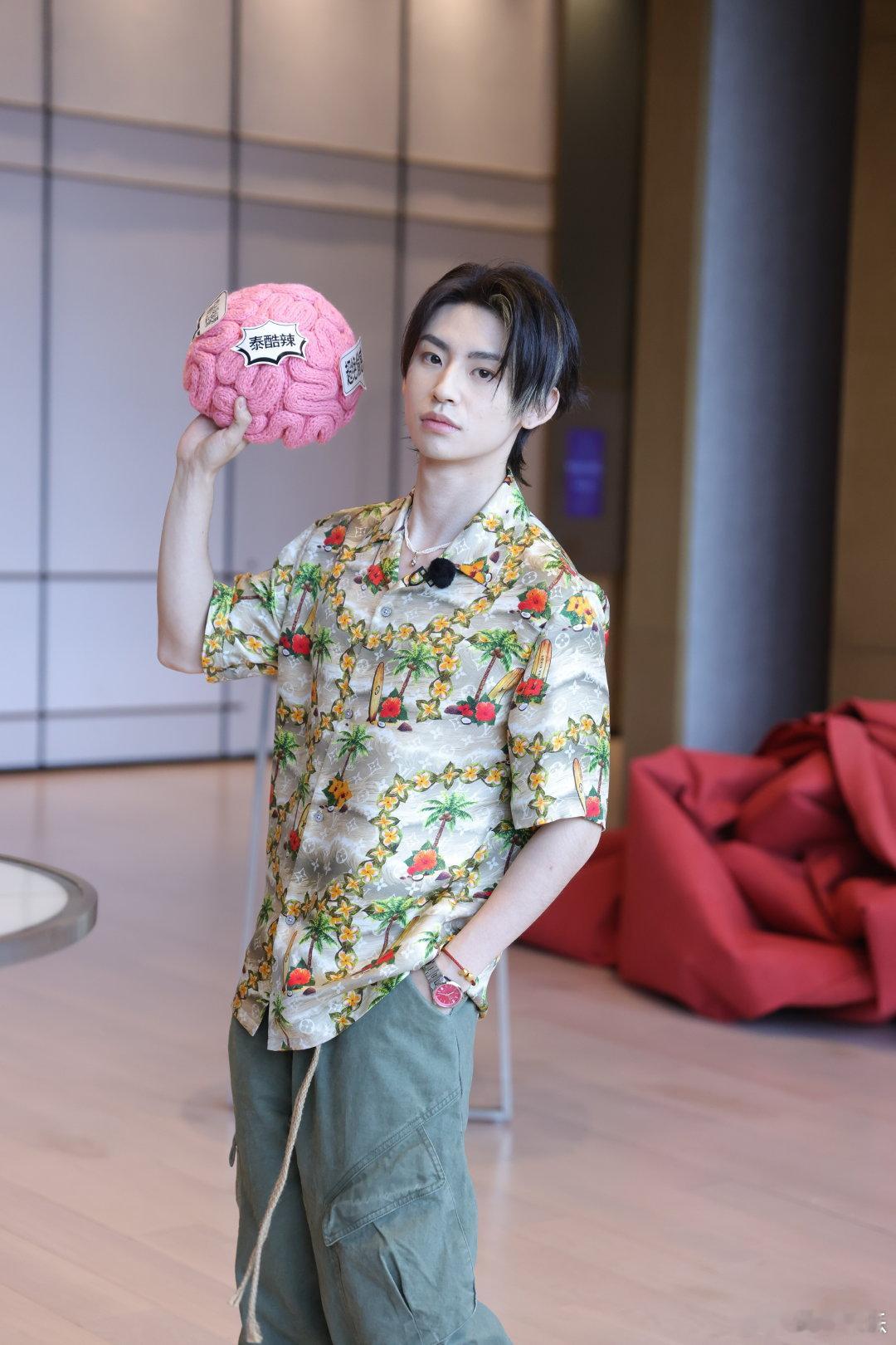 #小鬼担心的只有录制物资#哈哈哈哈，小鬼的回答真的是太搞笑了，看得出来他对海岛生