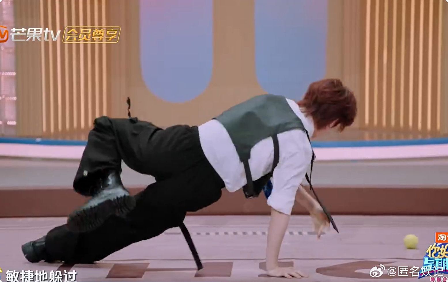 丁程鑫单手撑地这个帅丁程鑫这波操作真的绝，单手撑地躲球又帅又灵，舞台功底不是白练