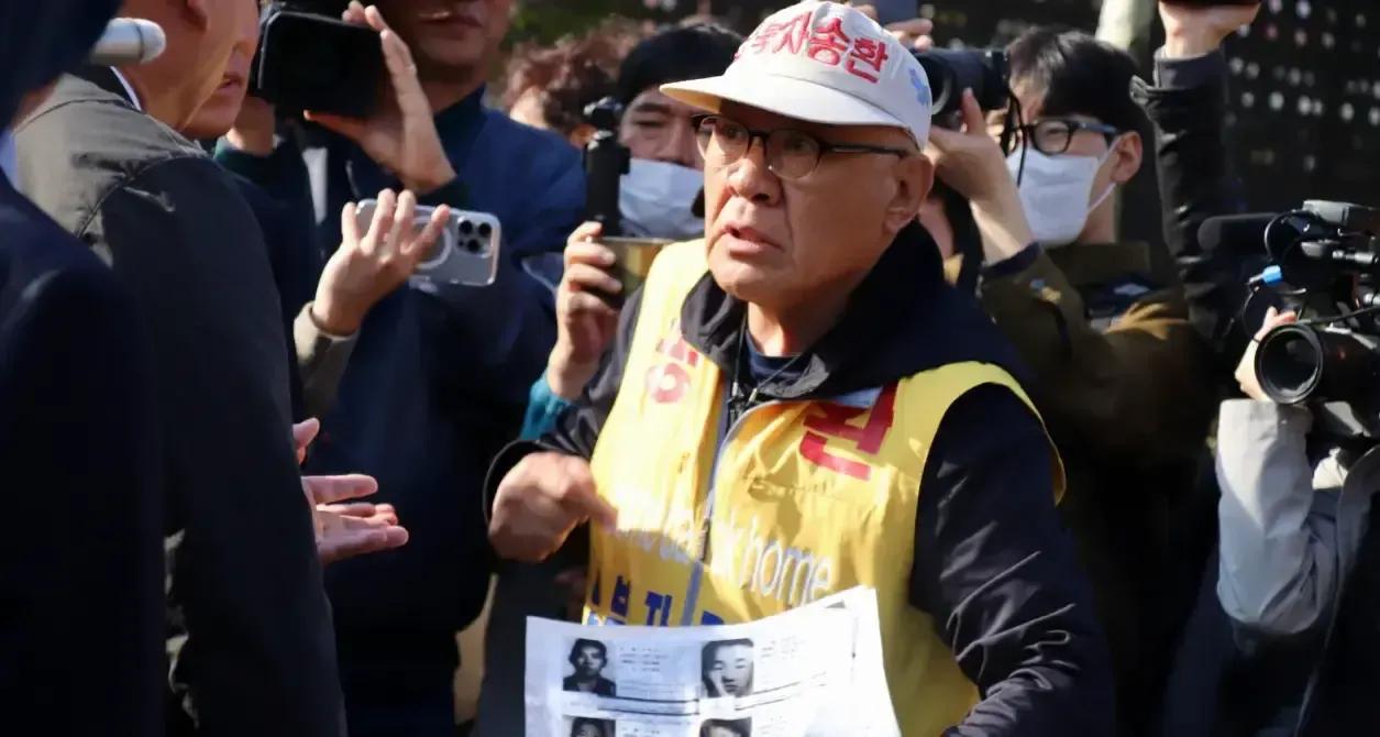 据报道，韩国人权组织还要继续向朝鲜释放无人机及气球，韩民闻讯赶来力争阻止这一行为